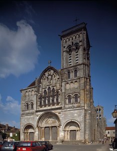 Ansicht der Fassade. Basilika Sainte-Marie-Madeleine (1096-1106), Vézelay, Yonne