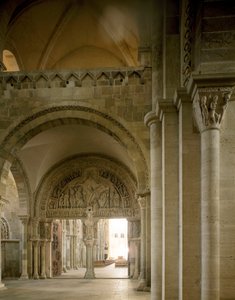 Ansicht des Narthex und des zentralen Tympanons, das die Mission der Apostel darstellt. Basilika von Santa Maria Magdalena (Sainte Marie Madeleine (1096-1106), Vezelay, Yonne von Romanesque