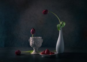 Stimmungsvolle Tulpen und Erdbeeren