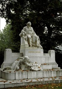 Denkmal zu Ehren des deutschen Komponisten Johannes Brahms (1833-1897) von Rudolf von Weyr (1847-1914). Resselpark, Wien, Österreich