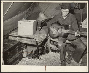 Weißer Wanderarbeiter als Erdbeerpflücker auf einem Bett im Zelt nahe Hammond, Louisiana