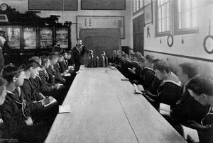 Eine Klasse von Seeleuten bei der Munitionsausbildung, Whale Island, Portsmouth, Hampshire, 1896