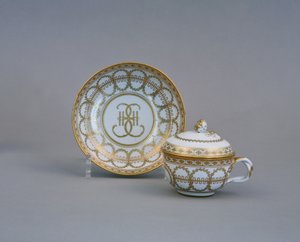 Tasse und Untertasse mit dem Monogramm von Katharina II., Kaiserliche Porzellanmanufaktur, 1770-1780er Jahre