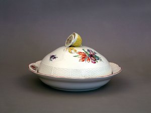 Terrine aus dem kaiserlichen Porzellan-Dinner-Service, Kaiserliche Porzellanmanufaktur, 1775-1780 von Russian Master