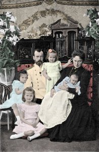 Familienporträt von Zar Nikolaus II. (1868-1918) ca. 1901-1902 von Russian Photographer