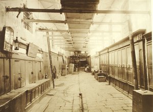 Der obere Handelsreihen am Roten Platz in Moskau. Ikonenhandel. Albumin-Foto, 1886 von Russian Photographer