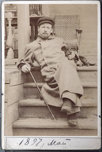 Porträt von Anton Tschechow mit seinem Hund Hina im Mai 1897 in Melikhovo, dem Tschechow-Anwesen (Albumin-Foto)