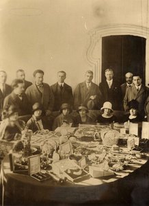 Russische Kronjuwelen und Fabergé-Eier für den Verkauf im Ausland vorbereitet von Russian Photographer
