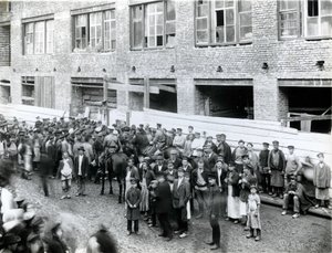 St. Petersburger Fabrikarbeiter im Streik gegen das Lena-Massaker, 1912 von Russian Photographer