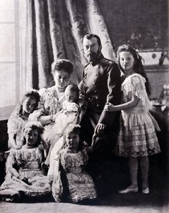 Die Familie von Zar Nikolaus II. (1868 - 1918). Von links nach rechts: Großfürstin Tatiana geboren am 11. Juni 1897; Großfürstin Maria geboren am 27. Juni 1899; Großfürstin Alexis geboren am 12. August 1904; Kaiserin Alexandra Fjodorowna; Zar Nikolaus II.; von Russian Photographer