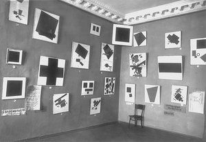 Ansicht des Raums mit Malevichs Schwarzem Quadrat und anderen suprematistischen Gemälden, Die letzte futuristische Ausstellung von Gemälden 0.10, Petrograd, Winter 1915-16 von Russian Photographer