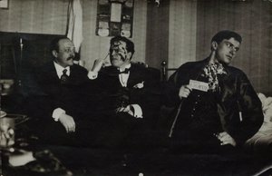 Wladimir Majakowski (rechts) mit David Burlyuk (Mitte) und Andrei Shemshurin, 1914, Moskau von Russian Photographer