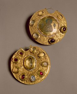 Kolt-Medaillon, Rjasan (Gold mit Perlen, Emaille und Edelsteinen)