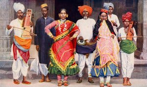 Nautch-Tänzerinnen mit begleitenden Musikern, Indien, 1922