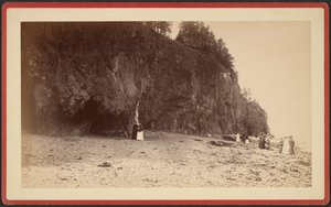 Gruppe von Menschen am Ufer in der Nähe von Klippen, möglicherweise am Mt. Desert, Maine von S.R. Stoddard