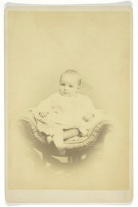 Unbetiteltes Porträt eines sitzenden Säuglings von S. A. Thomas