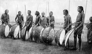 Eine Gruppe von Masai-Kriegern in voller Schlachtaufstellung, 1922 von S. J. Hopper