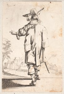 Kavalier von hinten gesehen: Gestikuliert mit der linken Hand. Trägt Umhang und Federhut. Umfriedete Stadt und Tor im Hintergrund