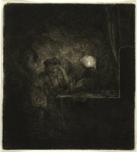 Student an einem Tisch bei Kerzenlicht