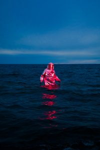 Roter Anzug Blaues Meer von Samantha Hearn