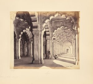Agra; Innenansicht der Motee Musjid, mit den marmornen sarazenischen Bögen und Säulen von Samuel Bourne