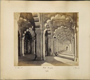 Agra; Inneres der Motee Musjid mit den sarazenischen Bögen und Säulen aus Marmor von Samuel Bourne