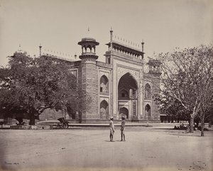 Agra. Das Tor zu den Gärten rund um das Taj Mahal von Samuel Bourne