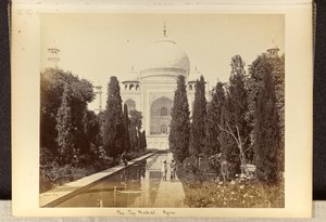 Agra: das Taj Mahal, vom Brunnen aus gesehen von Samuel Bourne