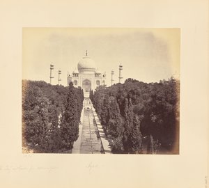 Agra: Das Taj Mahal und der Garten, vom Eingangstor aus gesehen von Samuel Bourne