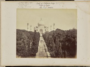 Agra: der Taj und der Garten vom Eingangstor aus von Samuel Bourne