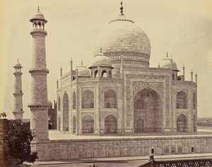 Agra; das Taj Mahal von der Ecke des Innenhofs aus von Samuel Bourne