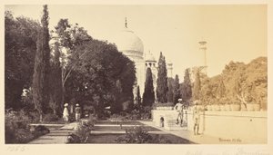 Agra; Der Taj, vom Weg in der Nähe des Brunnens