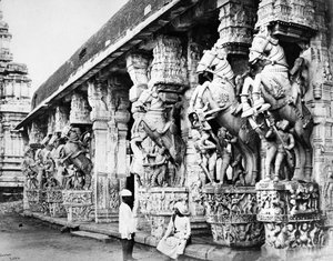 Geschnitzte Pferdesäulen im Ranganatha-Tempel, Srirangam, 1869