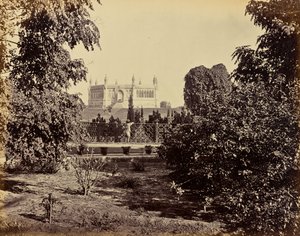 Cawnpore; der Gedenkbrunnen, von Süden durch die Bäume gesehen von Samuel Bourne