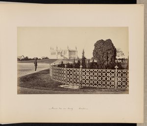 Cawnpore; Das Denkmalbrunnen von Süden, mit der großen Elefantenranke von Samuel Bourne