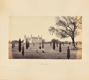 Cawnpore; Der Gedenkbrunnen, mit der Cawnpore-Kirche in der Ferne