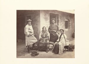 Darjeeling; Gruppe von Bhooteas von Samuel Bourne