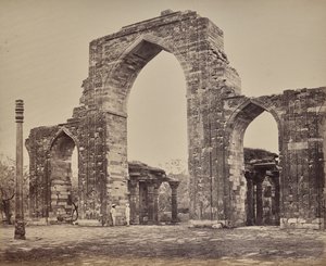 Delhi. Großer Torbogen und Eiserne Säule nahe dem Qutb Minar, Ruine von Alt-Delhi von Samuel Bourne