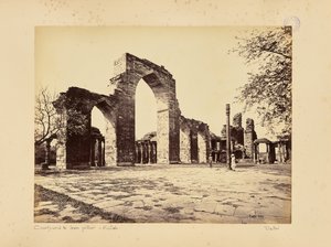 Delhi; der Qutb Minar, Gesamtansicht der Bögen von Samuel Bourne