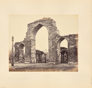 Delhi: Qutb Minar, der Große Bogen und die Eiserne Säule von Samuel Bourne