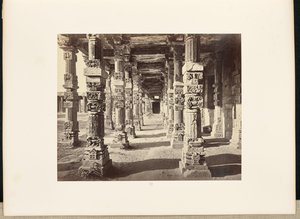 Delhi; Der Kutub Minar, Innenansicht der östlichen Kolonnade