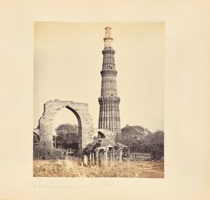 Delhi; Der Kutub Minar, mit dem großen Bogen, von Westen