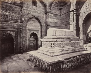 Delhi. Grabmal des Kaisers Shums-ood-deen Allomsh, des Erbauers des Kootub Minar in den Ruinen von Alt-Delhi von Samuel Bourne