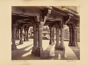 Fatehpur Sikri; geschnitzte Säulen im Panch Mahal von Samuel Bourne