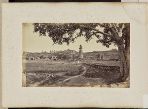 Futtypore Sikri; Gesamtansicht der Ruinen (Westseite), vom Fuß des Hügels von Samuel Bourne