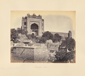 Futtypore Sikri: Das Große Tor, vom Dorf aus gesehen von Samuel Bourne