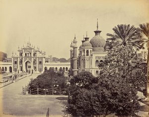 Lucknow; das Tor und der Garten des Hooseinabad Emambara von Samuel Bourne