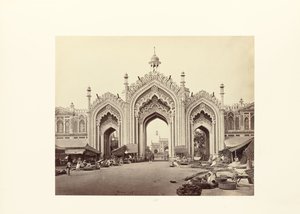 Lucknow; das Tor zum Hooseinabad-Basar von Samuel Bourne