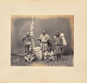 [Bergarbeiter in Shimla mit Khiltas und Dandy] von Samuel Bourne