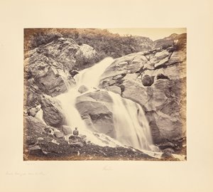Kleiner Wasserfall oberhalb von Prini, Kulu von Samuel Bourne